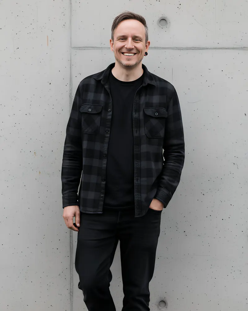 Björn Fischer vor einer Betonwand
